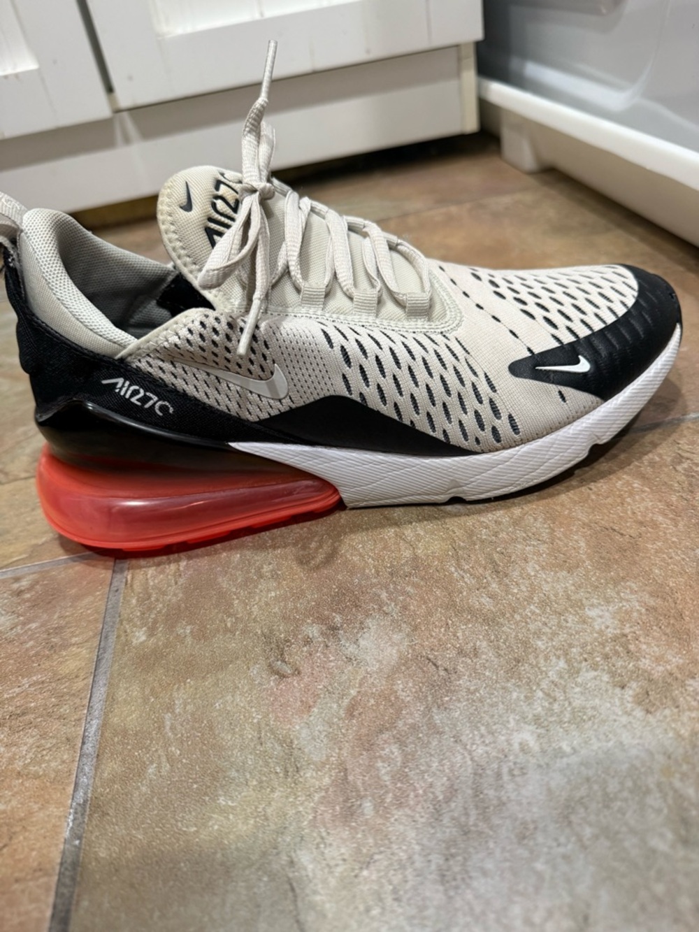 Nike Air Max 270 Kids 5.5  / Women’s 7.5